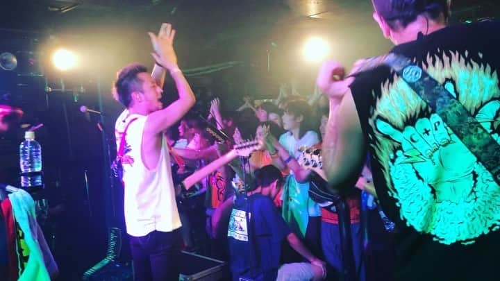TOTALFATのインスタグラム：「2019.09.10 千葉LOOK  KEYTALKと2マン！ @keytalk_official  KEYTALK 八木氏リクエストの「Wanna Be」 かなり久々の曲(2年ぶりくらい)でメンバーもビックリ、お客さんもビックリ🤣  PARTY PARTYではKubotyと武正氏の仲良しツインギター🎸✨ photo by @azusatakada_photographer  #TOTALFAT #KEYTALK #千葉look  #30周年」