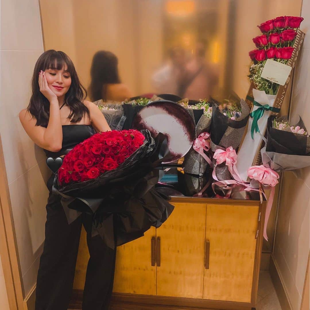 Kathryn Bernardoさんのインスタグラム写真 - (Kathryn BernardoInstagram)「He knows how much I love receiving flowers but I didn’t expect to be showered with so many bouquets waiting for me at my hotel room. This guy knows exactly how to make me fall in love again and again! 😻 This is our 8th ball together and it amazes me how he doesn’t change at all. In fact, he just keeps getting better and better each year! Someone who makes an effort to pull a surprise for me, someone who holds my hand on the red carpet (and sometimes even fixes my dress lol), and someone who takes care of me until after the party’s over—I honestly could NEVER ask for a better date. ❤」9月16日 19時33分 - bernardokath