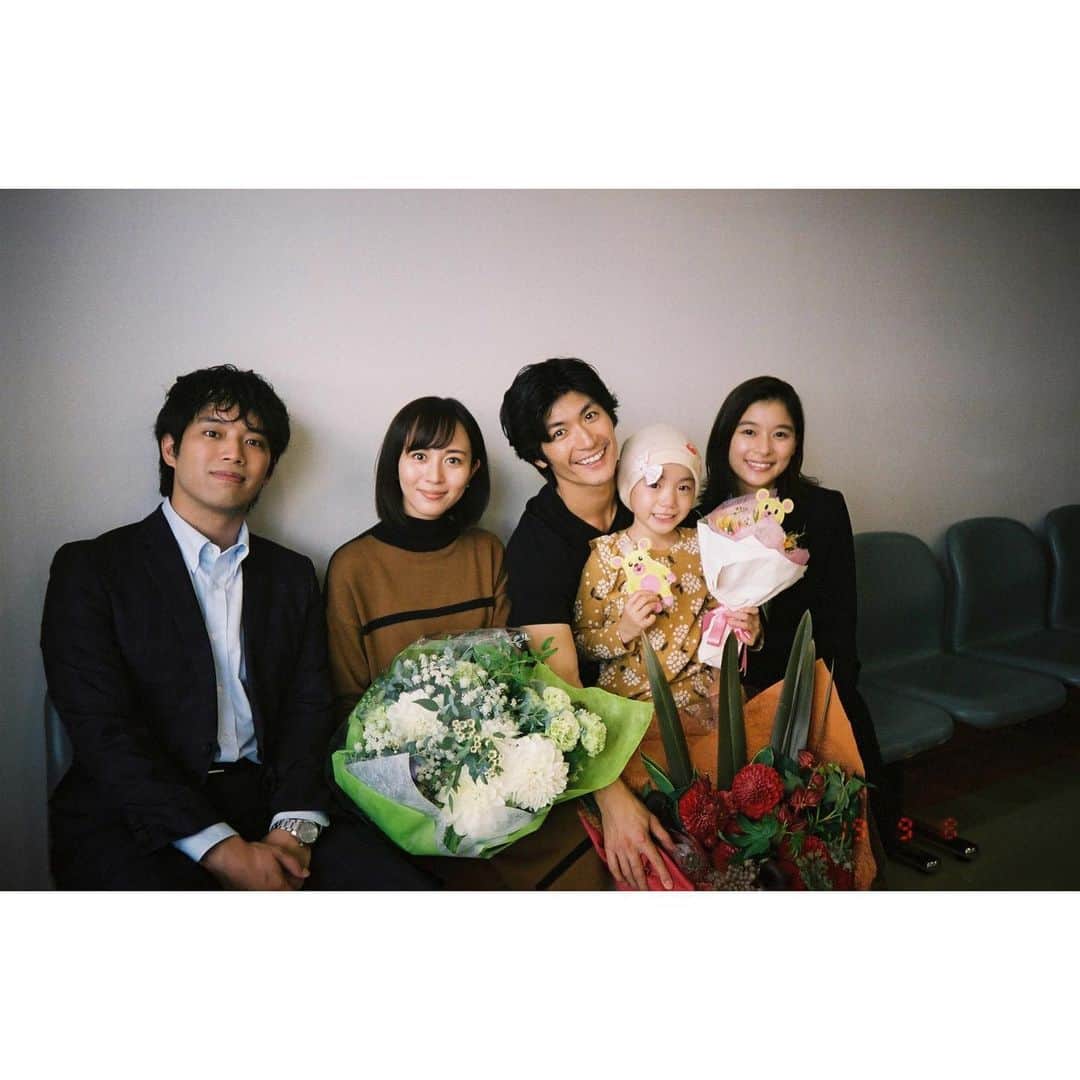 芳根京子さんのインスタグラム写真 - (芳根京子Instagram)「とってもとっても優しくて とってもとっても素敵なチームでした。 どうか、最後まで見守ってください☺︎ 明日21時からです(^^) #film #TWOWEEKS」9月16日 19時35分 - yoshinekyoko