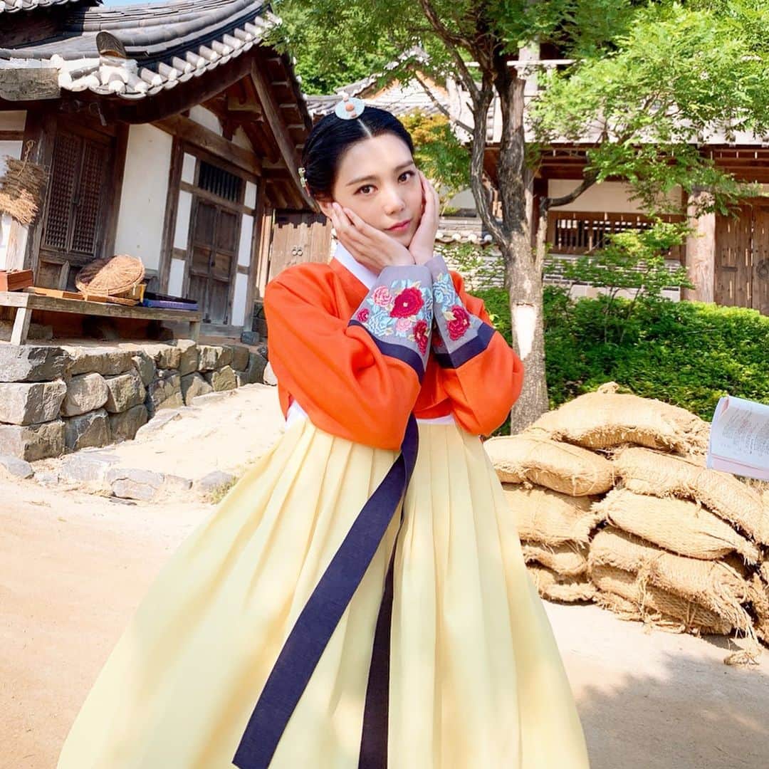 リジ のインスタグラム：「Jtbc 월화극 ‘조선혼담공작소 꽃파당’에 ‘이낭자’ 역으로 특별 출연 하게되었어요 💛오늘 밤 9시 30분 첫 방송💛 🌼pa당 호r2팅😊」