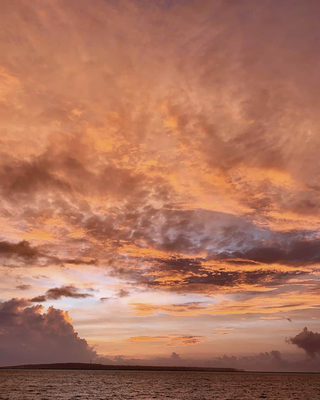 Manamiさんのインスタグラム写真 - (ManamiInstagram)「🌅🧡💗💜💙 Awesome nature. same sky, same day, same time, but different colors. ㅤ 同じ空でも1秒ごとに変わる色。 自然の色には敵わないよね。 #加工なし #nofilter」9月16日 19時42分 - manashika