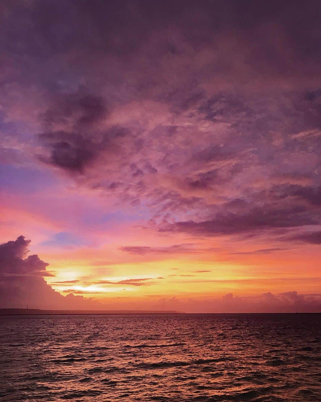 Manamiさんのインスタグラム写真 - (ManamiInstagram)「🌅🧡💗💜💙 Awesome nature. same sky, same day, same time, but different colors. ㅤ 同じ空でも1秒ごとに変わる色。 自然の色には敵わないよね。 #加工なし #nofilter」9月16日 19時42分 - manashika