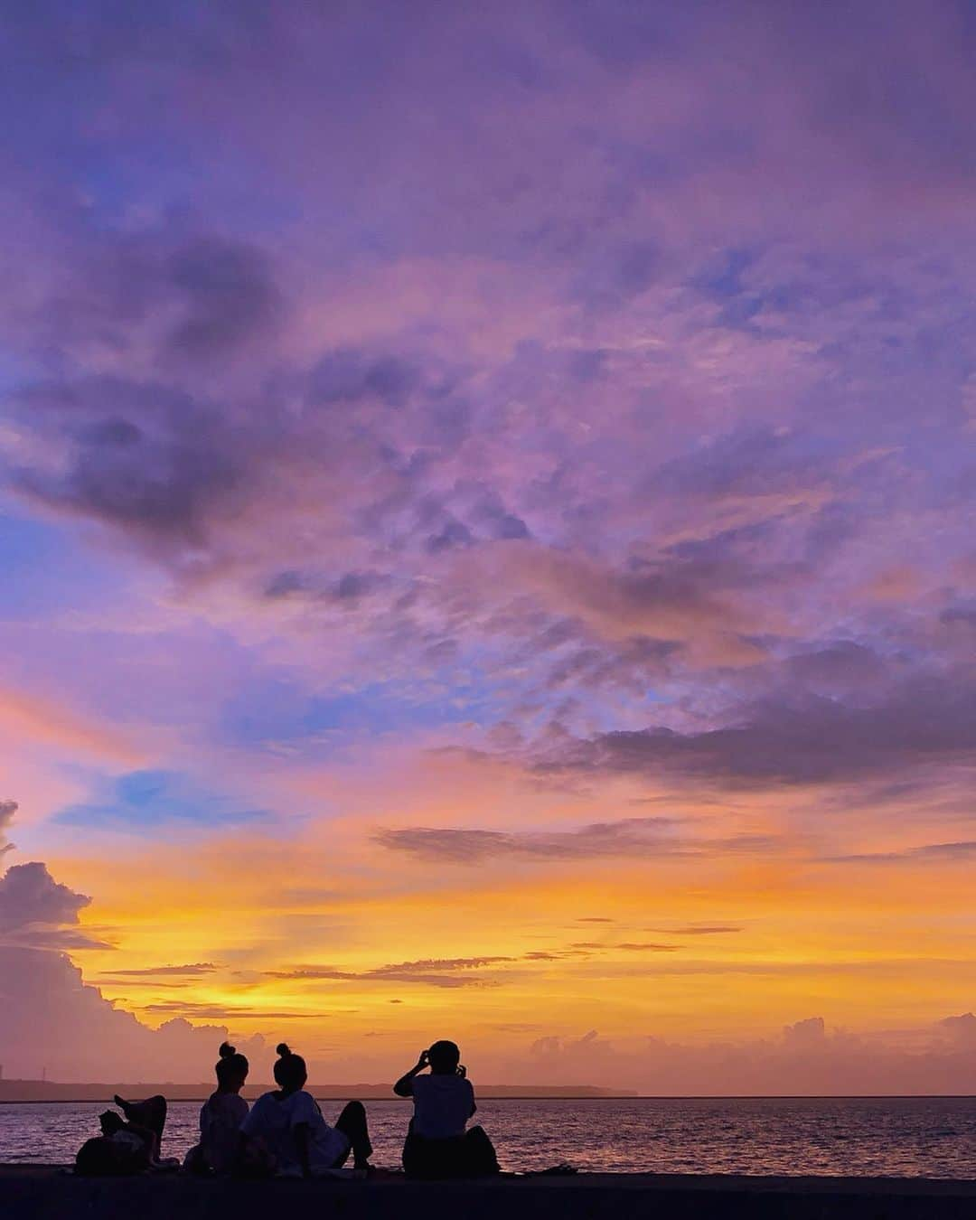 Manamiさんのインスタグラム写真 - (ManamiInstagram)「🌅🧡💗💜💙 Awesome nature. same sky, same day, same time, but different colors. ㅤ 同じ空でも1秒ごとに変わる色。 自然の色には敵わないよね。 #加工なし #nofilter」9月16日 19時42分 - manashika