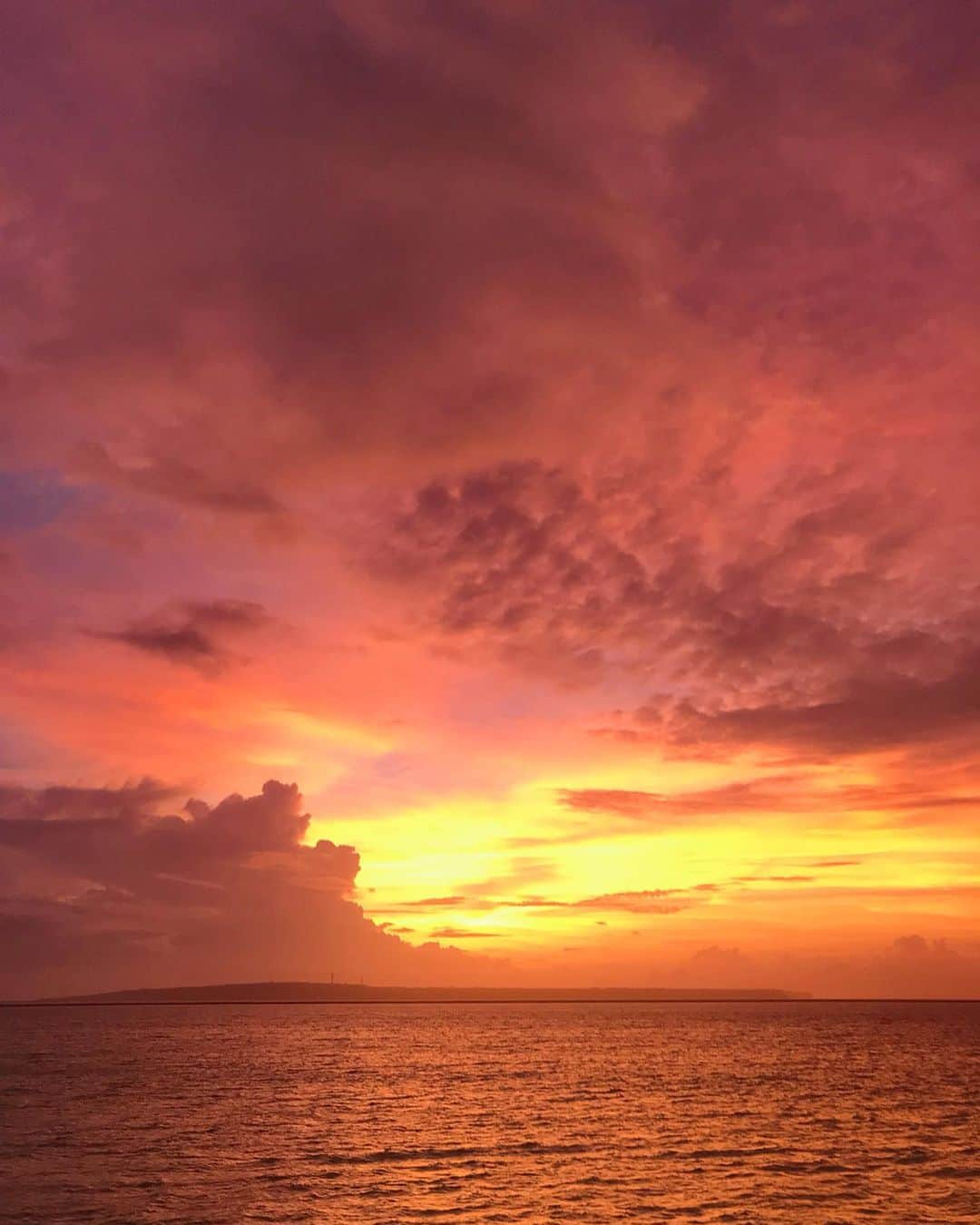 Manamiさんのインスタグラム写真 - (ManamiInstagram)「🌅🧡💗💜💙 Awesome nature. same sky, same day, same time, but different colors. ㅤ 同じ空でも1秒ごとに変わる色。 自然の色には敵わないよね。 #加工なし #nofilter」9月16日 19時42分 - manashika