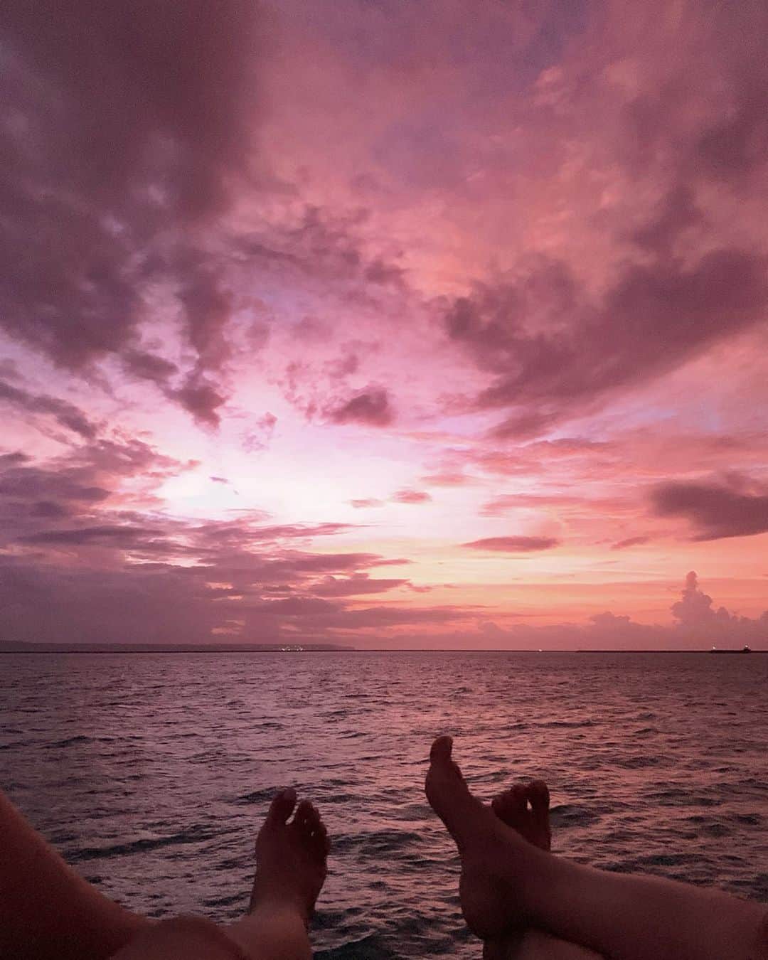 Manamiのインスタグラム：「🌅🧡💗💜💙 Awesome nature. same sky, same day, same time, but different colors. ㅤ 同じ空でも1秒ごとに変わる色。 自然の色には敵わないよね。 #加工なし #nofilter」