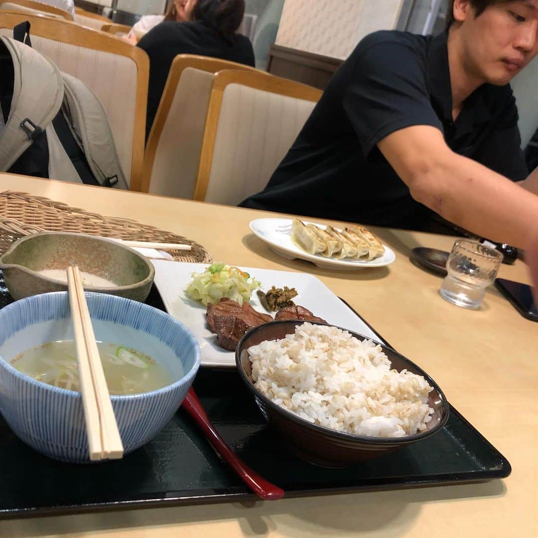 のインスタグラム：「キャプテンと牛タン #先輩はソースカツ丼 #餃子も食べてたな #明日からまた頑張ろー」