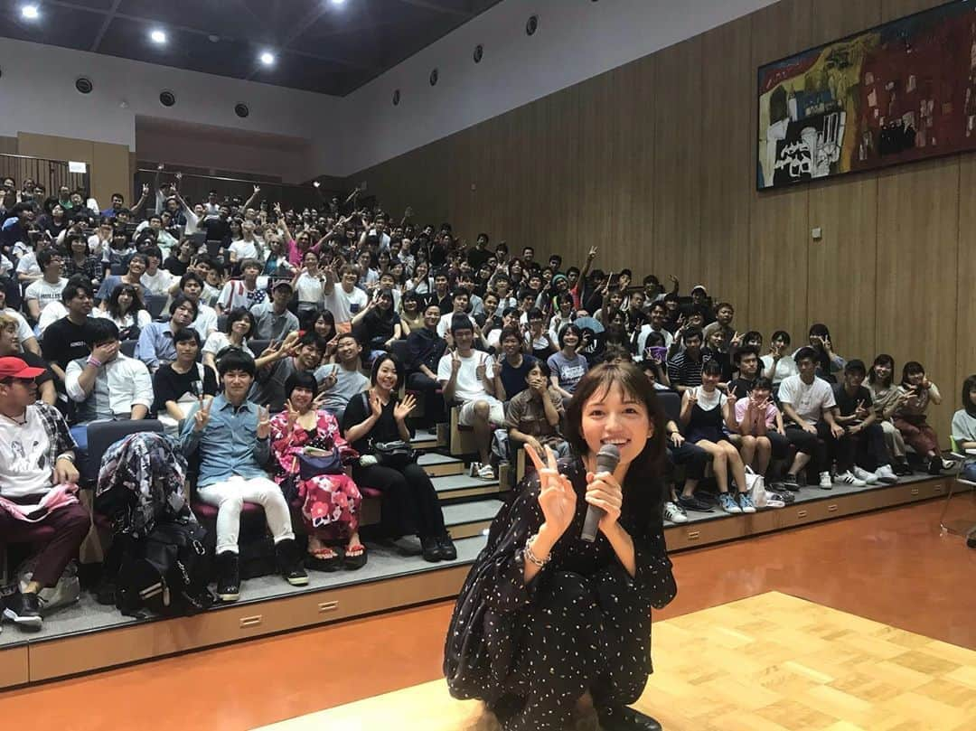 川口春奈さんのインスタグラム写真 - (川口春奈Instagram)「京都先端科学大学の学祭で たくさんお話しさせてもらいました。会いにきてくれてありがとう。たくさんの人で1枚に収まりきれず、、今しか味わえない学生生活をとことん楽しんでください！良いこともそうじゃないこともすべてすべて自分の糧になります。 一緒に頑張りましょう☺︎」9月16日 19時54分 - haruna_kawaguchi_official