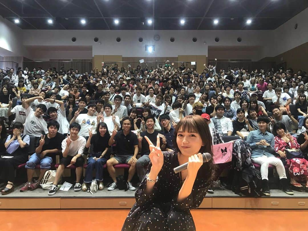 川口春奈さんのインスタグラム写真 - (川口春奈Instagram)「京都先端科学大学の学祭で たくさんお話しさせてもらいました。会いにきてくれてありがとう。たくさんの人で1枚に収まりきれず、、今しか味わえない学生生活をとことん楽しんでください！良いこともそうじゃないこともすべてすべて自分の糧になります。 一緒に頑張りましょう☺︎」9月16日 19時54分 - haruna_kawaguchi_official