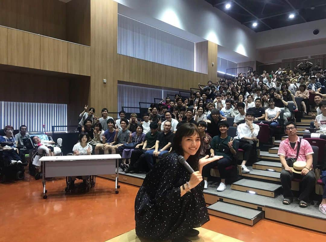 川口春奈さんのインスタグラム写真 - (川口春奈Instagram)「京都先端科学大学の学祭で たくさんお話しさせてもらいました。会いにきてくれてありがとう。たくさんの人で1枚に収まりきれず、、今しか味わえない学生生活をとことん楽しんでください！良いこともそうじゃないこともすべてすべて自分の糧になります。 一緒に頑張りましょう☺︎」9月16日 19時54分 - haruna_kawaguchi_official