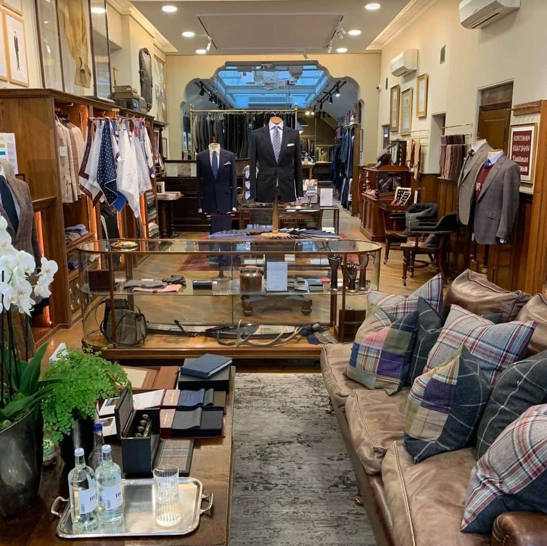 のインスタグラム：「Have you been to visit us at 11 Savile Row yet? As well as our bespoke services, our shop offers a full ready to wear collection, and accessories. See for yourself what 100 years of bespoke excellence looks like and visit the Kingsman fitting room, from the tailors which inspired the blockbuster movies. Our dedicated bespoke specialists are on hand to help you begin your own bespoke journey.  #HuntsmanSavileRow #Bespoke #Kingsman」
