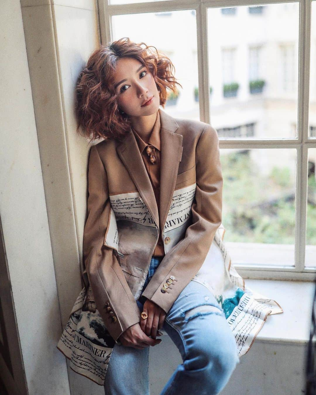 Elva Niさんのインスタグラム写真 - (Elva NiInstagram)「Monday Monday 🥐 #letsshakeitup  #burberrytrench @burberry 📸 @xinstudiofficial  Hair @easfu #elvainlfw」9月16日 19時48分 - misselvani