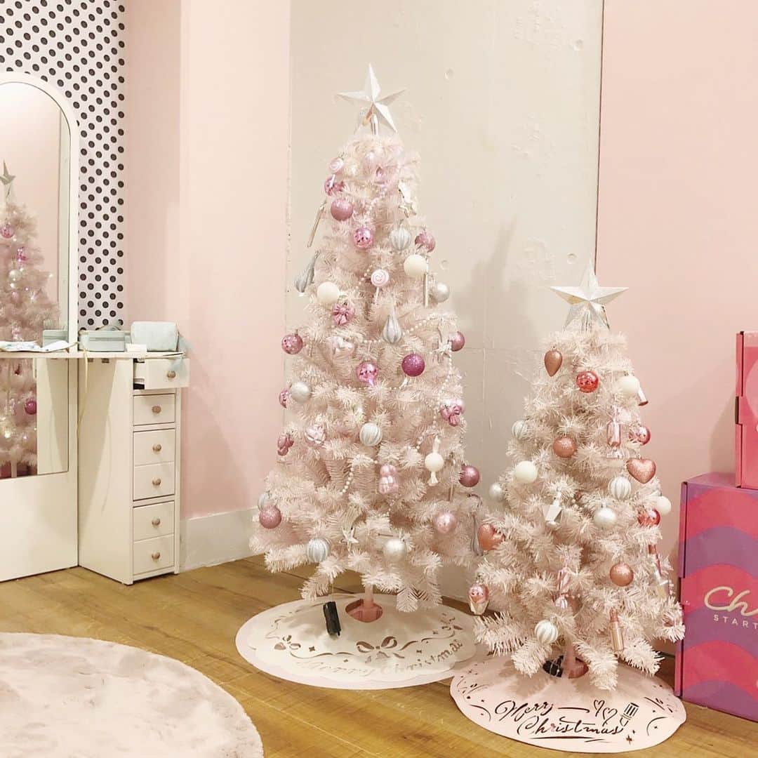 のインスタグラム：「.﻿ Christmas mood🎄🎁 💝﻿ ﻿ こんな部屋にしたいな〜😊﻿ 壁と床の色は同じなのに、なんかちがう、、😇💦﻿ ﻿ @francfranc_official﻿ #francfranc #Xmas #Christmas」