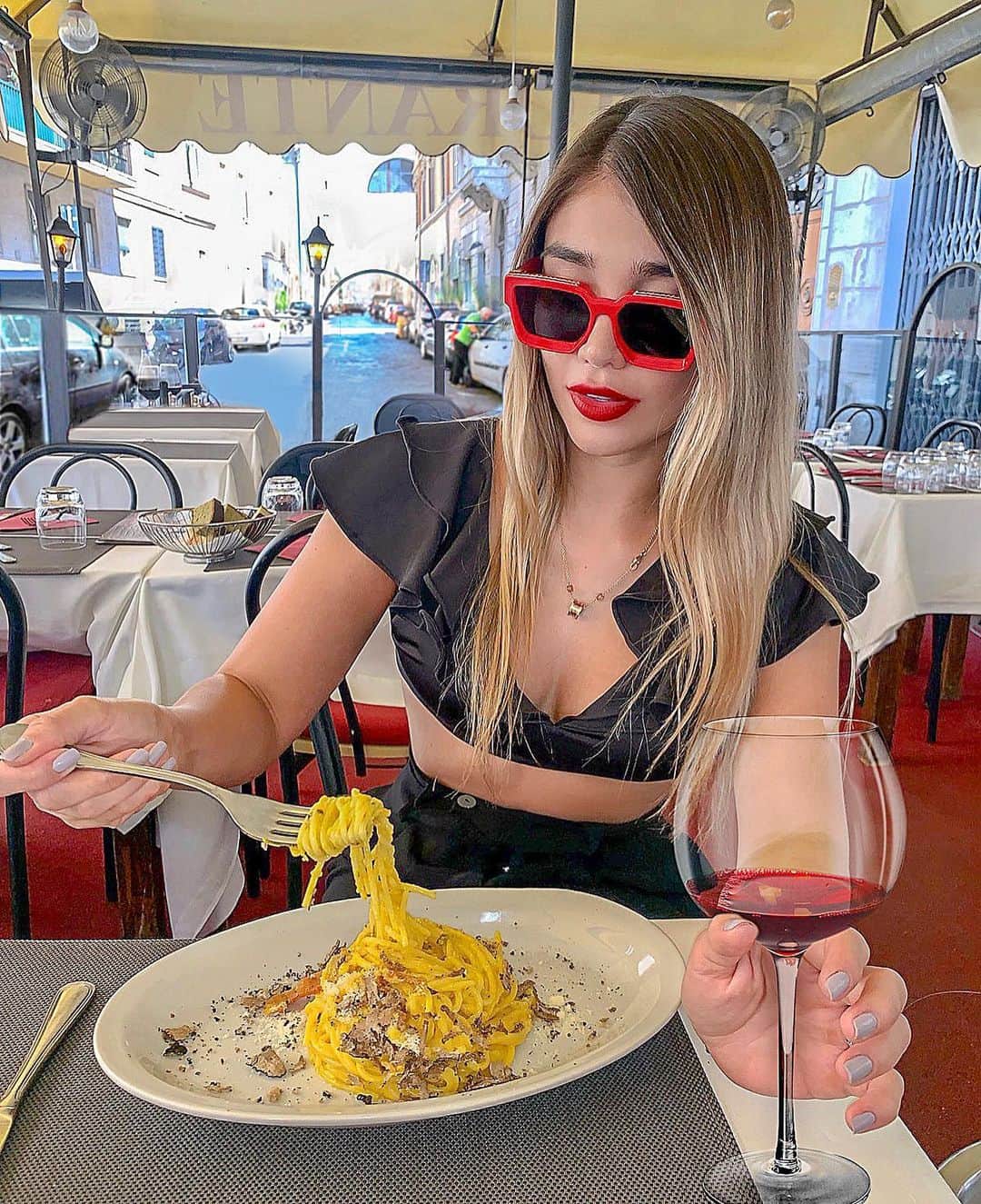 KaThE ArOcAさんのインスタグラム写真 - (KaThE ArOcAInstagram)「When in Italy 🇮🇹 My favorite 🍝 carbonara with truffle 😋 buon appetito 🤤#italia #roma #verano #vacaciones #europa #italianfood #vino」9月16日 19時52分 - kathearoca