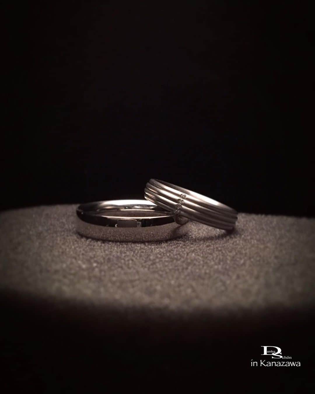 Danke schön ダンケ 金沢 結婚指輪 鍛造さんのインスタグラム写真 - (Danke schön ダンケ 金沢 結婚指輪 鍛造Instagram)「・ ・ ・ 今日はこの指輪が 呼んでた😆 ・ ・ そう言えば 殆ど 撮影してなかったかも？です。 勿論！『鍛造削り出し』 ・ ・ このモデル見て 🇩🇪クリスチャンバウアーの指輪と 言える方はなかなか『通なお方』です。 ・ ・ 多分！店頭に立ってる人達ですら 言える人は居るのかな？と ・ ・ バウアーの各国の公式サイトにも 登場してないです。 ・ ・ ならば店頭にサンプルを 持っているお店がこのモデルに スポットライトを当てない限り ・ ・ 本当にこのモデルの存在すら 知られないままに…🤷🏼‍♂️ ・ ・ 皆さん！新しいモデル 追い掛けるの好きですもんねぇ〜。😆 ・ ・ しかし Dankeにお越しのお客様は ・ ・ ✔︎王道じゃないのが好き ✔︎ここでしか見れないモデルが好き ✔︎1番人気は要らない etc. ・ ・ どうです？ 「  自分軸 」で結婚指輪を選ぶ人の声 ・ ・ こんな方達に日々囲まれていると 自然と品揃えにも熱が入る訳です。 ・ ・ お客様いわく ・ ・ ☝︎結婚指輪の概念が 変わるきっかけになった。 ・ ・ そして何より ・ ・ ☝︎結婚指輪の選び方の概念が 変わるらしいですよ。😆 ・ ・ どうも ここは そんな お店らしいです😆😆😆 ・ ・ ・ こんな選択肢があるのが 結婚指輪専門の🇩🇪ドイツ発祥の 独自の鍛造削り出し製法 『 クリスチャンバウアー 』 ・ ・ そのバウアーの指輪が通常でも 160本余り 一気に触れる事が出来ちゃう😁 ・ ↓ ↓ それが ↓ ↓ ・ 🇩🇪クリスチャンバウアー専門店 金沢『Danke schön』 ・ ・ 御来店をお待ちしてます。 ・ ・ ・ ・ ・ #クリスチャンバウアー #ドイツ製 #christianbauer #ダンケ #結婚指輪金沢 #結婚指輪 #婚約指輪 #鍛造リング #北陸花嫁 #指輪 #金沢結婚指輪 #専門店 #鍛造#富山結婚指輪 #アニバーサリー #ビーエム #ポルシェ #メルセデスベンツ #福井結婚指輪 #ウェディング #ブライダル #旋盤 #鏡面 #結婚記念日 #切削 #ポリッシュ #ご褒美リング #愛車 #クリスチャンバウアー金沢」9月16日 20時02分 - danke2005