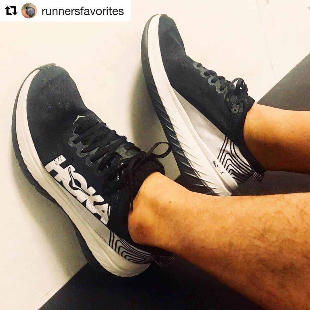 宇野薫のインスタグラム：「ランニングのお気に入り Runners Favorites  #Repost @runnersfavorites with @get_repost ・・・ * Runners Favorites ランナーたちのお気に入り  0276 @caoluno HOKA ONE ONE CARBON X ホカ オネオネ カーボン X 「カーボン X は、これまでのホカ オネオネのシューズとは違う、ビュンビュンと走れるような走行感で、本当に驚きました。最新のカラーバリエーションが、ブラック／ホワイトのカラーリングなのも、個人的には◎ですね」 #hokaoneone #carbonx #ホカオネオネ #カーボンx」