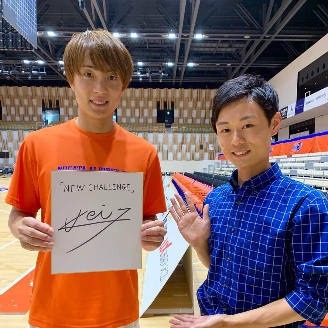 大石悠貴のインスタグラム：「. 来月いよいよバスケットボールＢリーグが開幕します！ アルビBBは昨シーズン初の中地区優勝、 チャンピオンシップ進出を決めました。 . 新シーズンは一体どんなプレーを 見せてくれるのか… ということでアルビBBの練習に私大石、 潜入取材してきました！ . そこで3人の選手に話を聞くことに成功！ . その模様は今月19日のナマ＋トクでお伝えする予定です！ お見逃しなく！ . #新潟アルビレックスBB 司令塔  #五十嵐圭 選手 キャプテン  #鵜澤潤 選手 新加入  #パーキンズニック 選手 来月  #Ｂリーグ開幕 #潜入取材 #バスケットボール #ナマトク #ナマ＋トク #アナウンサー #大石悠貴」