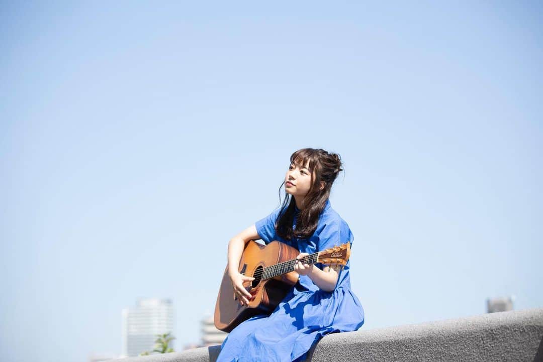 村田寛奈のインスタグラム：「#ひろろいろライブ にしょくめ。 10/20（日）開催決定です！！ 今日16日23:59までが、チケット先行販売です Twitter、ストーリーからURL飛べるようにしておきます！  いっしょくめ。とはがらっと雰囲気を変えて ライブハウスにしちゃいました 村田、ひとりで使いこなせるのか！ と、不安はありつつ妄想は止まりません 勝手に想像してライブしてみてます カフェとは違う使い方、ふむふむ、なるほどね、と。 皆さんも妄想してみてください。 #live#ライブ#弾き語り#ギター#青空#下北沢ERA#にて#10月#楽しみ#待ってます」