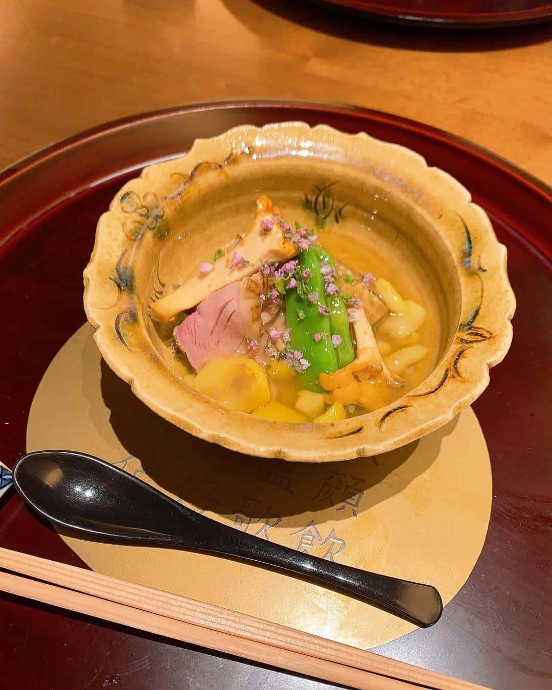さわいえりさんのインスタグラム写真 - (さわいえりInstagram)「久しぶりにカチューシャつけたら、 孫悟空の頭についてる輪っかかと思うくらい 締め付け痛かった😇直ぐ取りました💭  京料理 たか木で、懐石料理を頂きました💕 綺麗なお料理で、繊細なお味で、美味しかったです♪ ・ ・ ・ ・ ・ ・ ・ ・ ・ ・ #京料理#京都#芦屋#たか木#京料理たか木#ディナー#夕食#たべすたぐらむ#芦屋グルメ#食べ物グラム#秋の味覚 #ファッション#お洒落#秋コーデ#コーディネート#今日のコーデ#フェラガモ #カチューシャ#8年物#サイズ感」9月16日 20時17分 - beauty_eri7