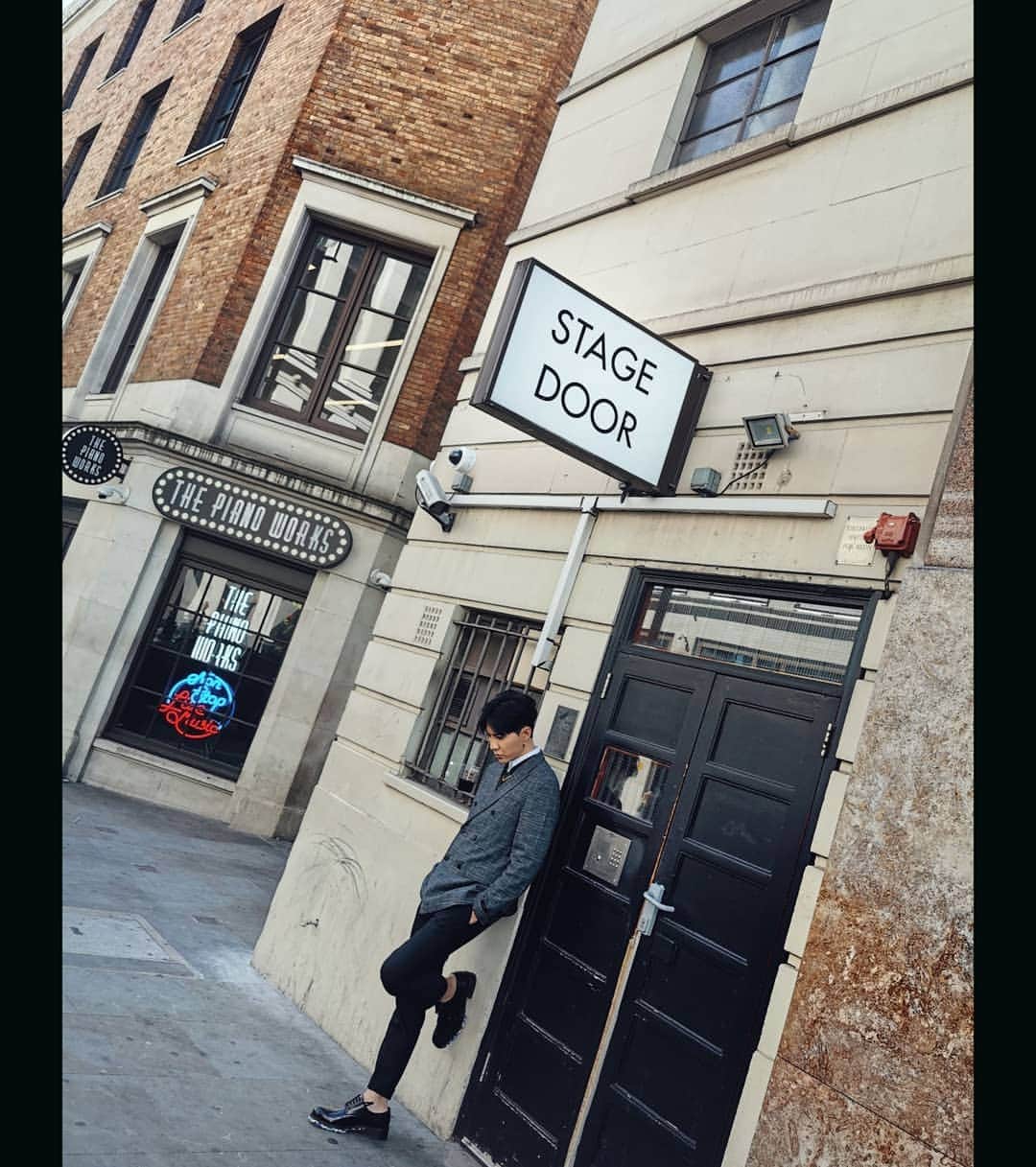 ダンソン・タンのインスタグラム：「幸運來的每天都是好天氣✖✖ #london #londonfashionweek #DT #唐禹哲 #HOTHEART #SEVENDAYS」