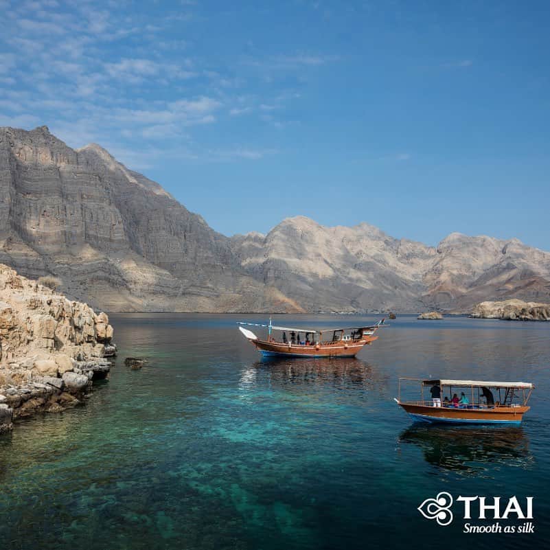 のインスタグラム：「To many's surprise, there are fjords in the Middle Eastern country of Oman similar to those in Norway (except the temperature, of course). In the Musandam Peninsula, in the north of Oman, lie the beautiful Musandam Fjords, nicknamed by many as the "Norway of the Middle East". Cruising on a traditional Arabian boat is one of the most recommended activities for visitors of the Musandam Fjords. . #ThaiAirways #MusandamFjords #Musandam #Oman #Fjords #FlyTHAItoOman #FlyTHAItoMuscat」