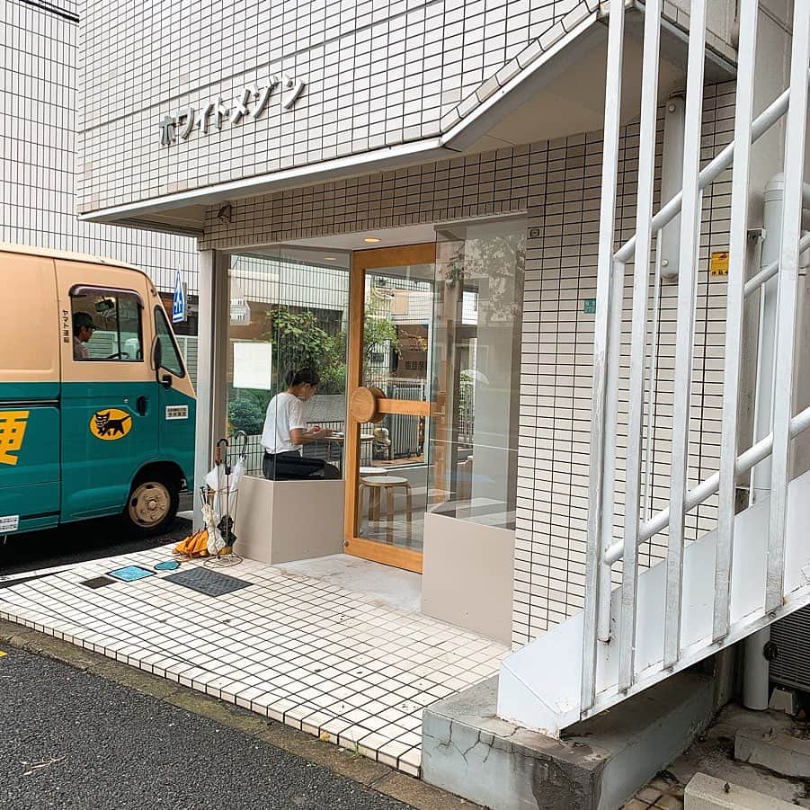 りょうくんグルメさんのインスタグラム写真 - (りょうくんグルメInstagram)「【駒場東大前 little toy box】 韓国っぽカフェ〜🤤 ㅤㅤㅤㅤㅤㅤㅤㅤㅤㅤㅤㅤㅤ 🏠#駒場東大前 🚶‍♂️駒場東大前徒歩8分 📖クッキーサンドイッチ734円 アイスカフェラテ594円×2 ミルクアイス162円×2 ㅤㅤㅤㅤㅤㅤㅤㅤㅤㅤㅤㅤㅤ 出来たばかりのオシャレカフェ。 真っ白なお店の内装はまるで韓国🇰🇷 ㅤㅤㅤㅤㅤㅤㅤㅤㅤㅤㅤㅤㅤ レジの斜め横にスイーツがあるのに気づかず、お高めのクッキーサンドイッチを、注文してもうた😅 ㅤㅤㅤㅤㅤㅤㅤㅤㅤㅤㅤㅤㅤ クッキーアイスは茶葉の味すごい。 甘さ控えめで美味しいけど小さめだし高いなあ。 まあ映えてたから良し。 ㅤㅤㅤㅤㅤㅤㅤㅤㅤㅤㅤㅤㅤ アイス食べ終わった後にバナナブレッド見つけたの泣いた。角度的にレジから見えない。 値段的に買いやすいのはこっち。 とゆうか別に無理してスイーツ頼まなくて良かった。 ㅤㅤㅤㅤㅤㅤㅤㅤㅤㅤㅤㅤㅤ カフェラテにアイスいれるの正解。 映えだし、アイス美味しいし。 ほんとどの角度で撮っても映えるからびっくり。 ㅤㅤㅤㅤㅤㅤㅤㅤㅤㅤㅤㅤㅤ おしゃべりするには凄まじくいい場所 朝からやってるし最高。 店員さん一人でやってて大変そう。 1時間くらいしたら混み始めたから、帰ったよー。 ㅤㅤㅤㅤㅤㅤㅤㅤㅤㅤㅤㅤㅤ 店内6テーブルくらい。 お一人様もいたし、店内にいる人オシャレ。 年齢層高め。見るからにカフェ巡り好きーって女の人や、テラスハウス好きだぜーみたいな男の人多かった。 男女半々。 多分この空間にいたら全員オシャレに見える。ってくらい素敵空間。 ㅤㅤㅤㅤㅤㅤㅤㅤㅤㅤㅤㅤㅤ 飲み物頼んでおしゃべりするのにかなりオススメ。渋谷から一駅だし割と気軽に行ける。 最寄りに欲しいなー。 外から店内見えた瞬間めっちゃオシャレでびびった。 ㅤㅤㅤㅤㅤㅤㅤㅤㅤㅤㅤㅤㅤ 楽しかったー。 東京のカフェ巡りには外せないねー。」9月16日 20時22分 - uryo1113