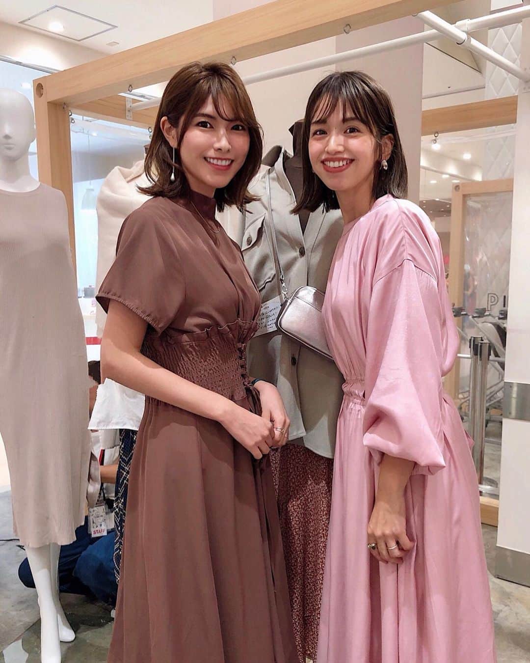 のインスタグラム：「. . ピオレ姫路にて行われた . ＊「 AWESOME! FASHION CIRCUS 」＊👗 . . 9月16日は、CanCamなどさまざまな雑誌で 活躍する人気スタイリストの #橘内茜 さんが おしゃれテクを教えてくれるトークイベント🗣が あったので参加してきました✨ . . . 秋のコーディネートに 使える トレンドアイテムや 小物使いなど 茜さんが 分かりやすく教えてくれたから めっちゃ参考になった🤭❤️ . . そして またまた私の物欲に火がついちゃった。。笑 とりあえず チェックのジャケットほしぃ😔♡ . . 前にでて、 実際に私もトルソーに コーディネートさせて貰ったりして楽しかったぁ✨ . . . 可愛くてオシャレで優しい 茜さん❤︎ イベント後には 一緒に写真まで撮っていただけて🥺 嬉しさの極み❤︎❤︎ . . . . 9月14日には #河北麻友子 さんの イベントもあったみたい、私も行きたかった😂 . . . . フォロワーの方も 会いに来てくれて 嬉しかったです💕 いつもありがとうございます♪ . . . . . #AWSOMEFASHONCIRCUS #piole#himeji#姫路 #河北麻友子#トークショー #似顔絵スケッチ #masakinakamura#おしゃれ講座#橘内茜#ファッション#秋コーデ#ピオレ姫路」