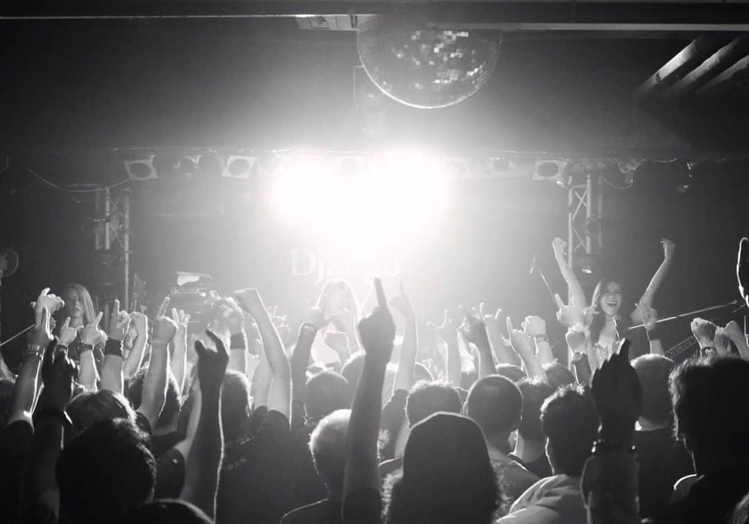 Marinaさんのインスタグラム写真 - (MarinaInstagram)「【2019.09.16 熊本Django】 . Aldious Tour 2019 “Evoke” 33公演目 熊本Djangoありがとうございました！ . セクシーな夜を楽しんで頂けたでしょうか💋 みんな無茶振りにも対応してくれてありがとうね😂 . そして、このライブ写真のライトが♡に見える。 . #Aldious #アルディアス #music」9月16日 20時27分 - aldiousmarina