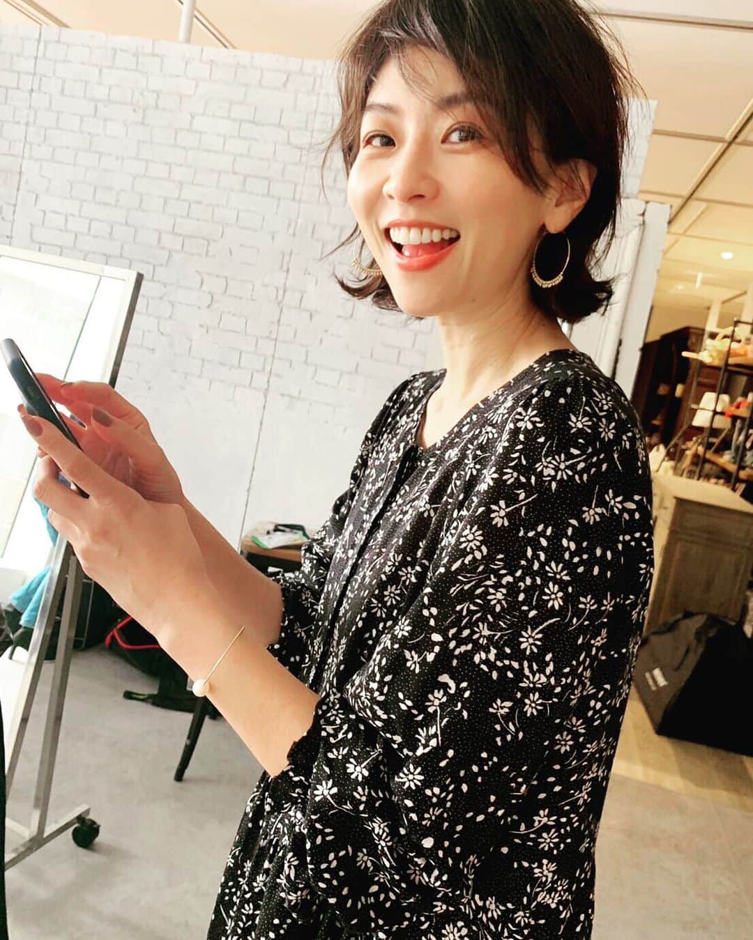 のインスタグラム：「今日の撮影中に @naochinkun が撮ってくれた写真で 突然ですが テレビ出演のお知らせを😅 明日9月17日(火)格安コーデバトルのコーナーに出演します。 お時間合いましたらぜひご覧ください😆🙏 ・ ・ #ヒルナンデス#格安コーデバトル#なんで頭ボサボサなんだろ😂」
