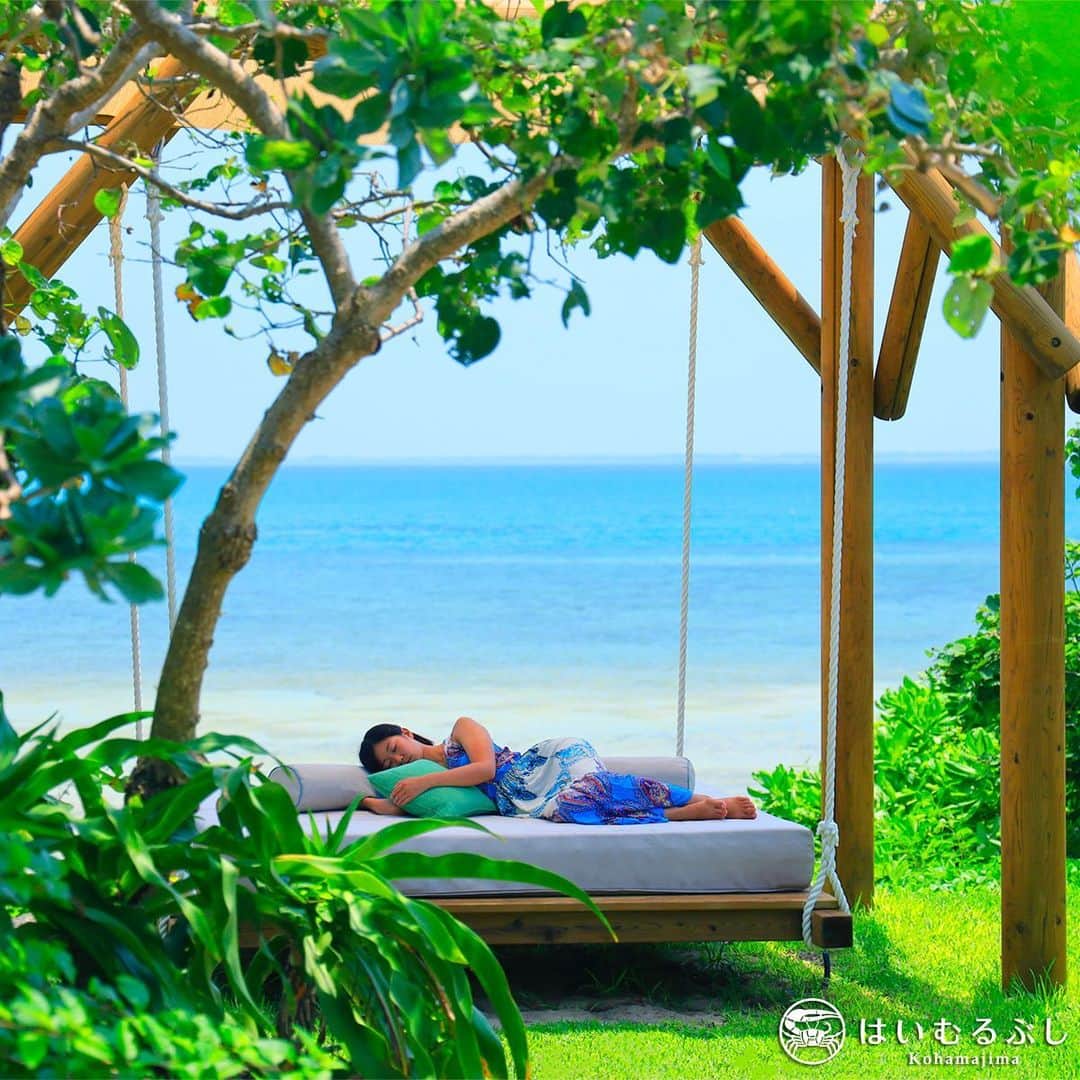 HAIMURUBUSHI はいむるぶしさんのインスタグラム写真 - (HAIMURUBUSHI はいむるぶしInstagram)「はいむるぶしビーチに佇むベッドブランコ。青い海を眺めながら、海風を感じながら、心地よい島時間をお楽しみください。#沖縄 #八重山諸島 #小浜島 #リゾート #ホテル #ビーチ #ブランコベッド #はいむるぶし #japan #okinawa #yaeyamaislands #kohamajima #beachresort #swingbed #haimurubushi」9月16日 20時37分 - haimurubushi_resorts