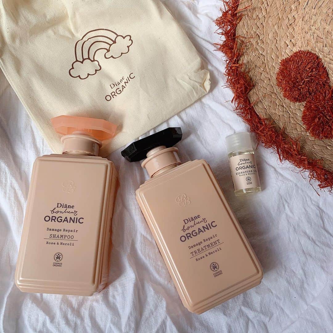のインスタグラム：「♡♡ . . 新しく9/11日に発売された ダイアンボヌールオーガニック🧴🌿 @dianebonheur × @cosmekitchen 💐 . . "ローズ＆ネロリ"  と "ベルガモット＆セージ" の2種類の香りがあって私はローズの方をチョイス🌹✨ . . どちらもオーガニック認証取得してるよ🙊❤️ . . 香りがほんと癒されるんだよねぇ🤭💓 . バスタイムがhappyになる🛀💜 . . このコットンバックもミニオイルもついててお得🥺💋 . . #ダイアンボヌール#ダイアンオーガニック #コスメキッチン#cosmekitchen #シャンプー #トリートメント #オーガニック #organic  #ミニオイル」