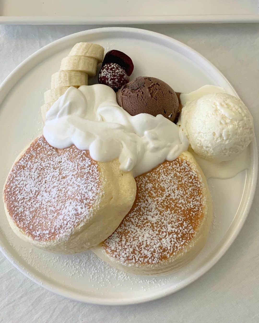 おまる部長 / たっちゃんずパンケーキ部さんのインスタグラム写真 - (おまる部長 / たっちゃんずパンケーキ部Instagram)「. 안다미로 팬케이크 @andamiro_pancake  서울특별시 광진구 화양동 15-7 . ---------------------------------- Original Souffle Pancake 10000₩ add ice cream 1scoop/chocolate 1000₩ (Seoul Korea, 08.2019) ---------------------------------- . Nice to see again:) パンケーキもドリンクも雰囲気も好きで訪問3回目のソウルのパンケーキ屋さん♪移転後の店舗には初訪問で、地下鉄2号線または7号線の건대입구(建大入口)駅1番出口から徒歩5分ちょっとのところでした！. . オリジナルスフレパンケーキは以前よりはさらに分厚く、ふわふわに！アイスアメリカーノとの組み合わせが最高でした✨テーブル席３つほどでこじんまりとしているので1人でも居心地の良い雰囲気でそれもありがたかった^^ . #안다미로팬케이크 #안다미로 #건대 #건대입구 #건대카페 #카페맛집 #펜케이크 #펜케이크맛집 #서울카페 #수플레팬케이크 #서울맛집 #andamiro #andamiropancake #pancakes #pancake #soufflepancake #soufflepancakes #seoultrip #seoul #韓国旅行 #ソウル旅行 #パンケーキ #スフレパンケーキ #建大 #建大入口 #建大カフェ #bgmがやはり良き」9月16日 20時36分 - omarubucho