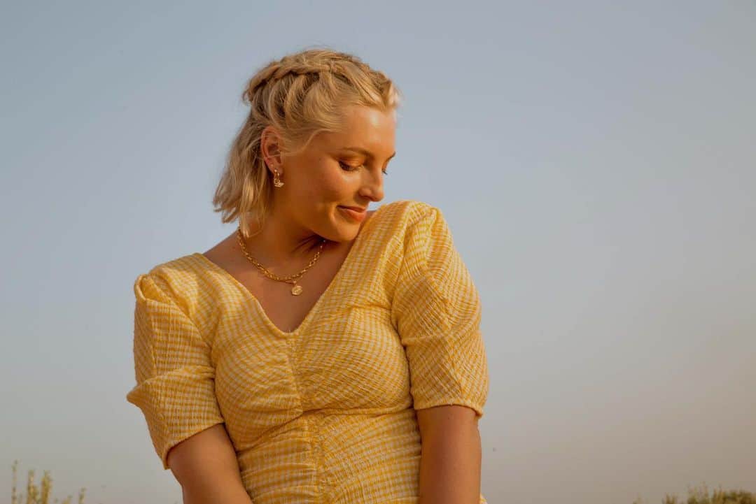 Estée Lalondeのインスタグラム：「🌞~ Getting nervous/excited for the launch of my @daisy_jewellery GODDESS COLLECTION which officially drops on Thursday 19 September! ————————————————————— 🌞~ If you want access to the collection a day before everyone else and a chance to win some free jewellery then click the link in my bio! ———————————————————————#esteelalondeXdaisy」
