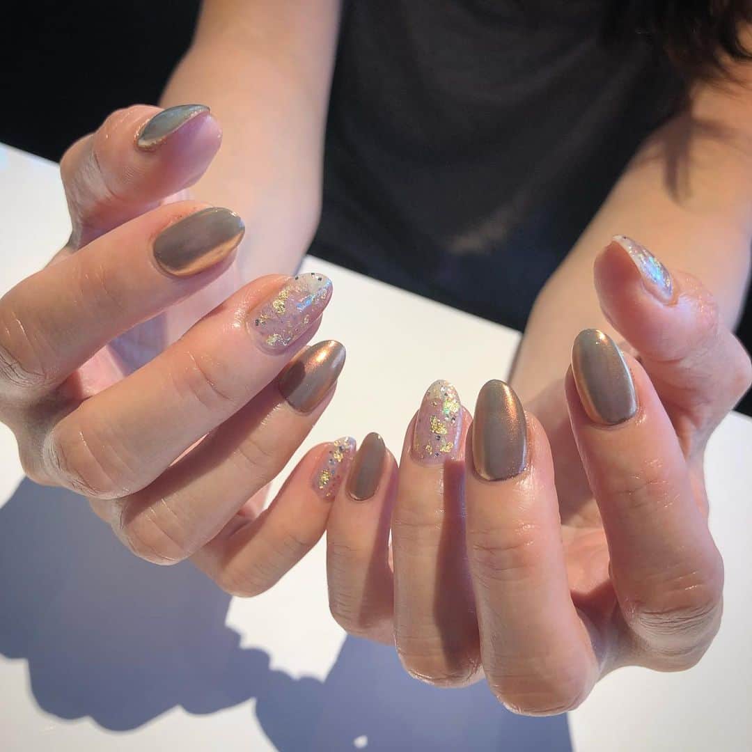 RUBY&ONYX by Kanako Miuraのインスタグラム：「秋のキラキラ🍂✨ ・ いろんな箔とホイルの重ね技！ ・ ・ 9/18  14:00〜,16:00〜,18:00〜 ご案内可能です♥︎ お子様もお隣に座れるペアルームや個室もございます💡 ・ ・ ・ 🌿月額制もやってます🌿 ○プレミアム会員(ハンド&フット)¥29,800(税抜)・ ○ハンドレギュラー会員¥14,800(税抜)・ ○フットレギュラー会員¥14,800(税抜)・ ・ それぞれ全てのメニューが月に何度でもご利用頂けます。  ご予約、お問い合わせはDMまたは 0354595882 LINE ID：@ rubynail までお気軽にどうぞ💫  #daikanyama#nailsalon#nail#gelnail#rubyandonyx#handnail#mode#cool#studs#menscare#ART#autumnnails#メンズネイル#メンズケア#定額制ネイル#通い放題#ジェルネイル#ネイル#ノーサンディング#ショートネイル#代官山ネイルサロン#トレンドネイル#秋ネイル」