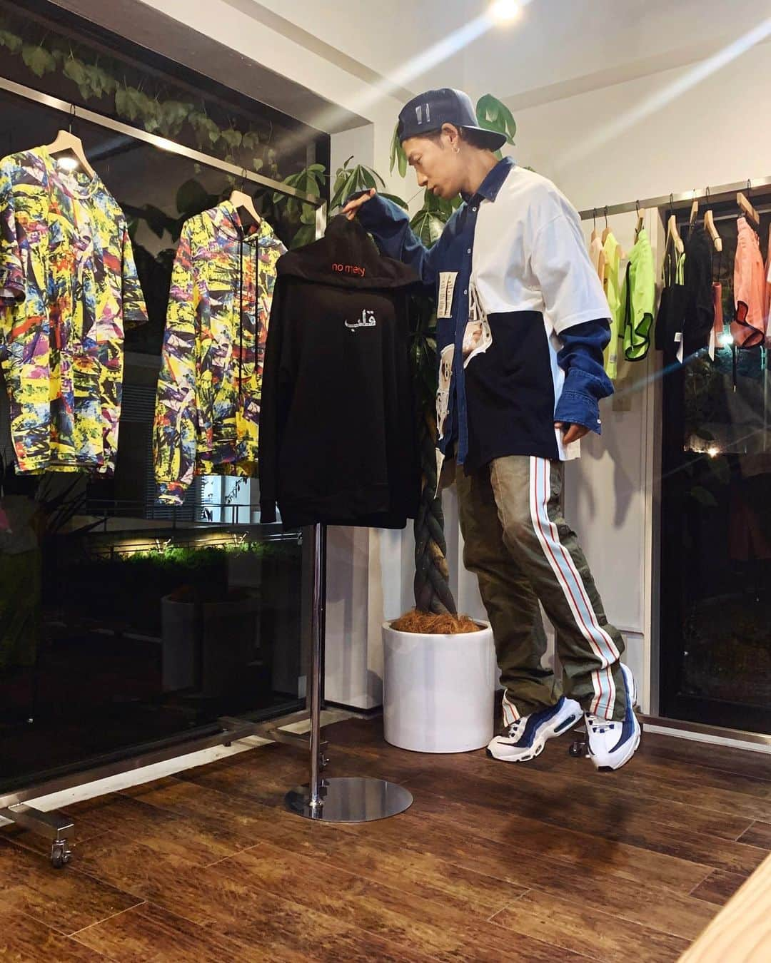 TAKUYA∞さんのインスタグラム写真 - (TAKUYA∞Instagram)「展示会へ #UVERworld #TAKUYA∞ #qalb #qalbgallery #qalbcoordinate  ##joyrich  #展示会 #癖 #ムロさんshirt #ムロさんに貰った #嬉しい #shirt」9月16日 20時55分 - takuya_world_official