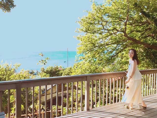 相知明日香さんのインスタグラム写真 - (相知明日香Instagram)「🇯🇵 | Chiba | JAPAN . ところで 台風の被害に遭われた千葉県の皆様が今もなお電気のない生活をされていたり 暴風による被害に 大変胸を痛めております。 木更津。館山。九十九里。この夏私は千葉県とご縁があって、美しい海や自然の中で、これから公開となる大切な撮影を行ったり、貴重な時間を過ごしました。 その訪れた各地も甚大な被害に遭われているとの事で。。。 一日も早い復興を、そして平穏な生活が戻りますように、心からお祈りを致します。 . 今月の初めにお邪魔した 館山のモントレーハウスさんにも 心からのお見舞いを申し上げます。 . 5月の世界一周クルーズの打ち上げとして Dualisメンバーと素敵な時間を過ごさせていただきました。 都心からたったの1時間半で こんな雄大な海に囲まれた素敵な場所があったなんて本当に驚きでした！ 広い海と空を一望できるウッドデッキに 陽が沈むと最高に美しいトワイライトに包まれて。 . ３週間も一緒に旅をしたメンバーと の 忘れられない思い出がまたひとつ増えたところでした。 1日も早い復旧 そしてスタッフの皆様の安全を心よりお祈り致します。😣🙏🏻 . #モントレーハウス #サンクスフェアサマー #貸別荘 #CHIBA#JAPAN#Travel#Traveler#Violinist#Artist#music#love#happy#musicianslife#violin#beautiful#sky#Twilight#相知明日香#旅するヴァイオリニスト#旅#旅行#東京#日本#ヴァイオリン」9月16日 20時48分 - asukalohappy