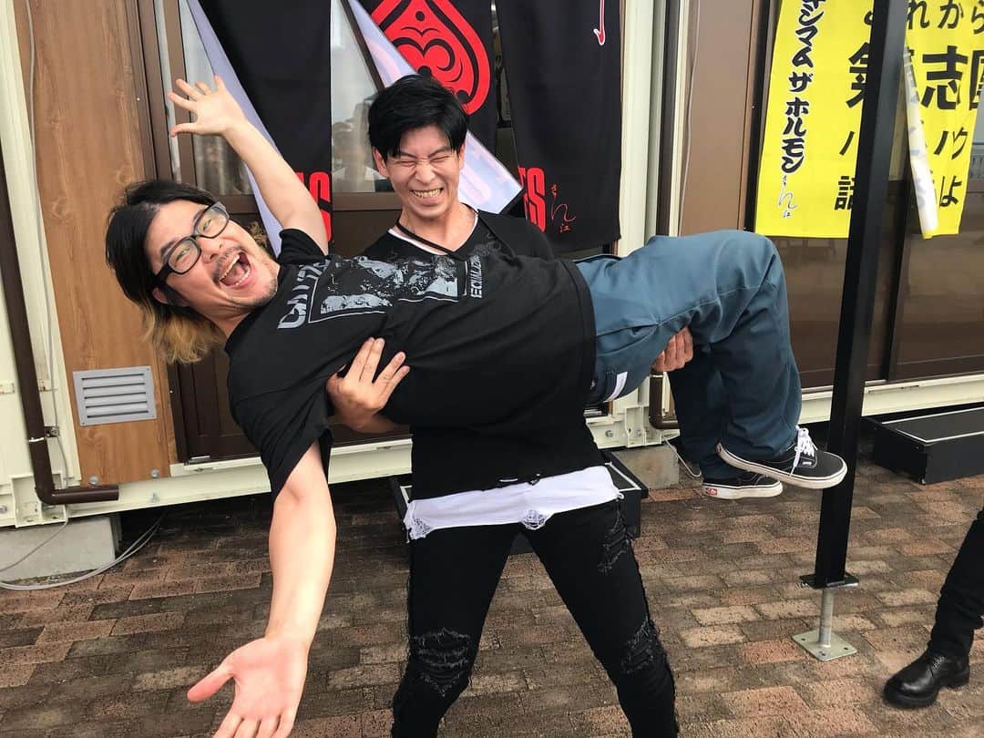 宮上元克のインスタグラム：「‪本番前にダイスケと‬ ‪昨日の撮れ高これだけ😂‬ ‪#氣志團万博2019 #マキシマムザホルモン #ダイスケはん #aceofspades ‬」