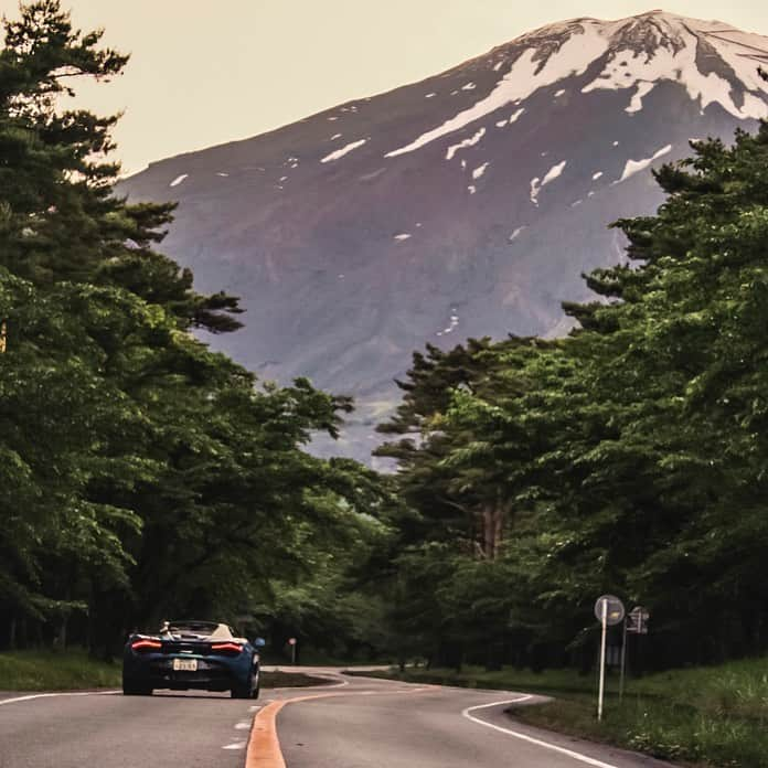 McLaren Automotiveさんのインスタグラム写真 - (McLaren AutomotiveInstagram)「Of all of Japan’s iconic images, Mt Fuji is up there with the most spectacular. Standing tall at 3776m, the active volcano looms above you as the roads around twist and turn with the outside elements rushing into the cabin of the 720S Spider. Thanks to Japanese title Genroq Web for these incredible images.」9月16日 20時50分 - mclarenauto