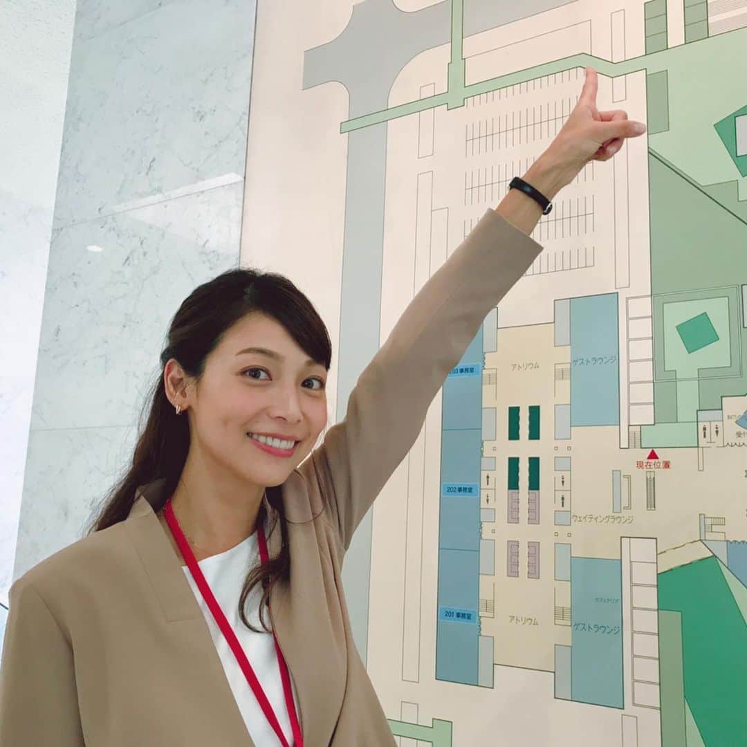 日本テレビ「同期のサクラ」さんのインスタグラム写真 - (日本テレビ「同期のサクラ」Instagram)「swipeして見てね👉👉👉 ‪#相武紗季 さん演じるすみれは、サクラ(#高畑充希 さん)たち新入社員を見守る人事部社員👩🏻‍💼🌸 ‬ ‪子育てをしながら #働くママ の役なので、 相武さんは、現場でも「もっとくたびれなきゃ💦」と言いつつ、 いつも笑顔でスタッフを癒してくれます😁‬ ‪#同期のサクラ‬ ‪#指の先にあるものは❓‬ ‪#入社式 ‪#ということは #同期 5人が #初めて会う場所 #1枚目のすみれさん #合格発表みたい  #2枚目のすみれさん #すごくお疲れのご様子 😂 #それも #役作り 👏 @douki_sakura」9月16日 20時50分 - douki_sakura