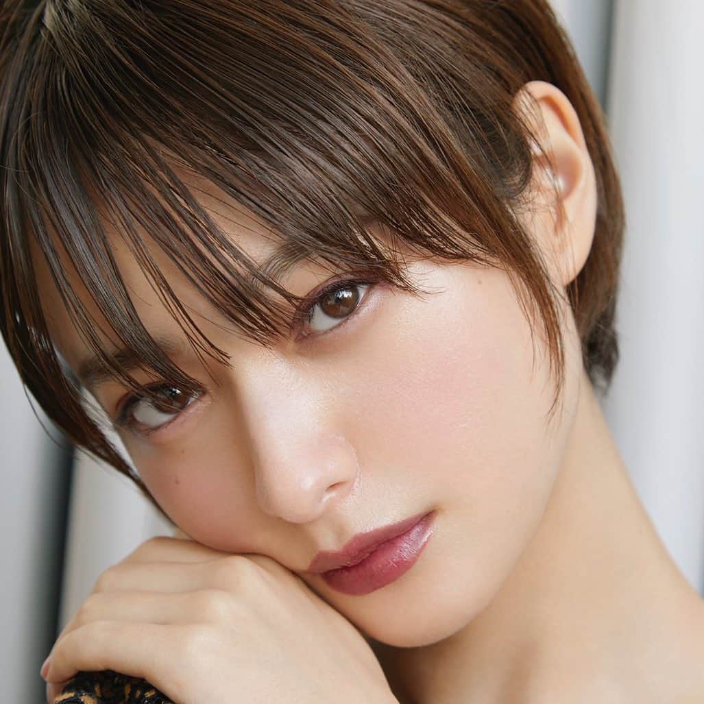 藤野有理のインスタグラム：「よく聞かれるのですが、実は髪を切りました。 切ってくれたのは片山さん✂️ 写真はVoCEより。」