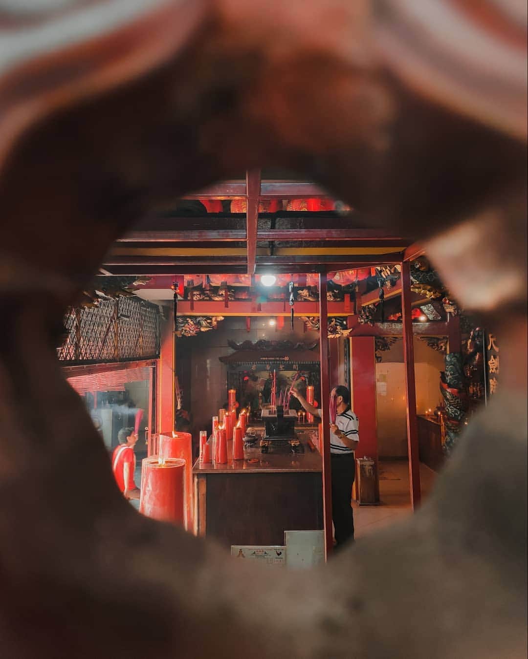 Putri Anindyaのインスタグラム：「Being productive // last Saturday, I explored Jakarta a little to test the new realme 5 pro. It's my first time to be there so @satryorizqi took me to these beautiful Kelenteng. . . When I took these pictures, i also open some apps in the same time. Editing apps to edit instantly the pictures, google maps (it was my first time in this area) , listening music (because i love to take picts while listening to my playlist!) also playing Pokemon Go because I love it and you need to walk to hatch those eggs 😂 . . Everything went smoothly in this phone, thanks to Snapdragon 712 AIE. Well, i'm looking forward to the launch of realme 5 Pro on the Sept 19 at 15.00! @realmeindonesia #5hot4You #QuadCameraSpeedMaster #DareToLeap #5eaktifApaKamu」
