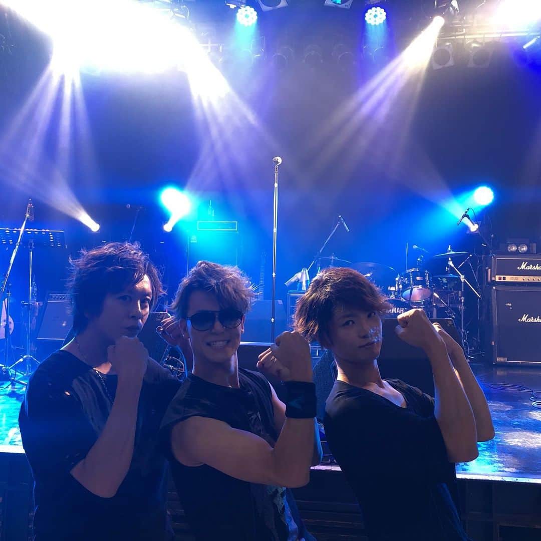 SHINPEIのインスタグラム：「BREAKERZ LIVE TOUR 2019 -Seeking the Blue Bird- 初日﻿ ﻿ 北海道･札幌ペニーレーン 24﻿ ﻿ 最高のスタートを切れました！﻿ ﻿ 最新シングルから、懐かしのアルバム曲まで沢山の曲を演奏してたら﻿ ﻿ デビューして初めて北海道を訪れた12年前が急にフラッシュバックしてきて﻿ ﻿ ステージには、あの時からずっと歩んできたメンバーが﻿ ﻿ 客席には、デビュー当時から最近まで色々なキッカケで俺たちに出会ってくれたファンの皆の笑顔が﻿ ﻿ 全ての光景が愛おしくて、初日からグッとこみあげてくるものがありました。﻿ ﻿ 本当にありがとう！また北海道に来られる日を楽しみにしてるぜ、また会おう！﻿ ﻿ P.S 幸せの青い鳥が一羽ライブ会場に隠れていたの、みんな気づいたかな？(^^)」