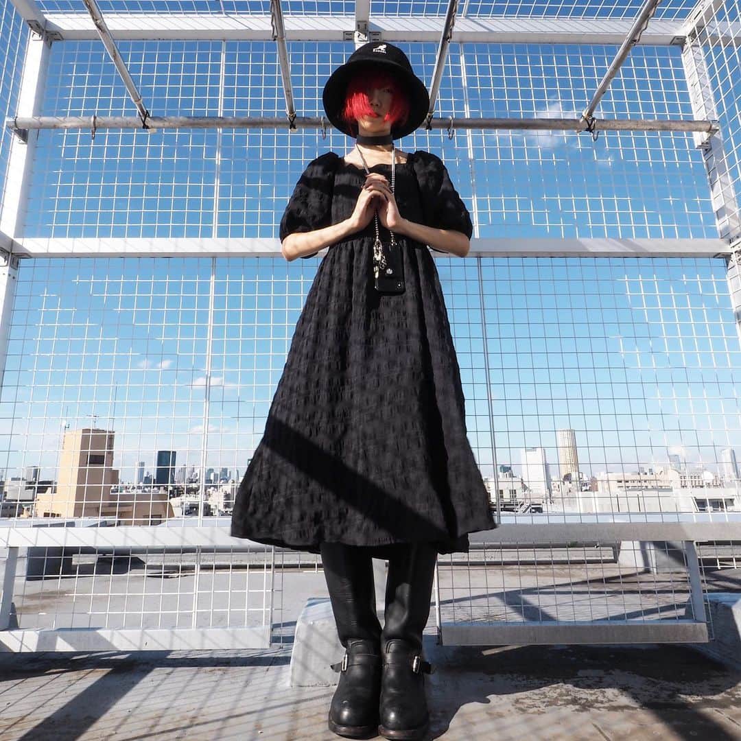 si ouxのインスタグラム：「私なりの微ゴスロリ﻿ ﻿ ﻿ #きょうの太陽浴﻿ ﻿ ﻿ dress #udresser @u_dresser ﻿ boots #chippewaboots ﻿ hat #kangol ﻿ ﻿ ﻿ ﻿ ﻿ ﻿ #selfportrait #bravogreatphoto #girlscreating #creative_ace #artofvisuals #photomanipulation #ourmoodydays #olympus #epl7 #olympuspen #olympusepl7 #MZUIKODIGITAL25mm #selfie #selfies #redhair #redhaircolor #redhaired」