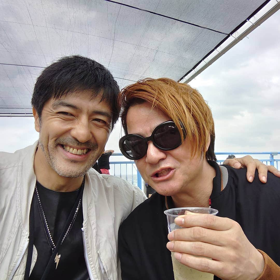 谷中敦さんのインスタグラム写真 - (谷中敦Instagram)「TERU from GLAY!!! TAKUROと共に随分長い付き合いになるね。10数年？天然かと思えば常識人、緊張感あって怖いか、と思えば急にとっても可愛かったりしてほんといつも一緒にいるとドキドキします 笑 先が読めない感じは、要するに感性が天才ってことだと思います。  氣志團万博ではスカパラをしっかり見てくれたらしく『谷中さん、今日はありがとうございました！カッコよかったです！センターでグロリアスを歌う、谷中さん！しびれました〜！』ってあとからLINEが来ました。同名異曲だけど本家グロリアスの人に誉められるのは嬉しい！笑 (ちなみにスカパラの『Glorious』をつくるときには、曲名が同じになっちゃうけど大丈夫？ってTAKURO に連絡しましたw)  #teru #glay #氣志團万博2019」9月16日 20時56分 - a.yanaka