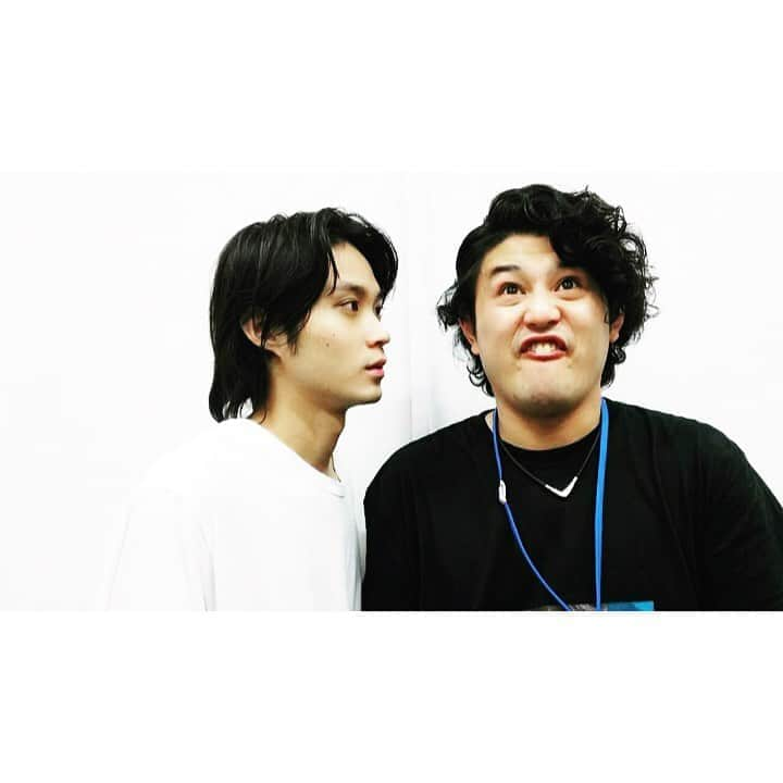 磯村勇斗さんのインスタグラム写真 - (磯村勇斗Instagram)「「磯村勇斗ファンイベント2019〜Second Session〜」 無事三部とも終わりました！2000人近くの方にお越し頂き本当にありがとうございます!  皆さんとの時間を共有できた事が何より嬉しかったです!! 今日頂いたパワーを皆さんにお返ししていけるよう頑張ります。 これからも応援よろしくお願い致します!! 去年に続きMCは板倉さん！ 楽しすぎて今は肩を凝っているそうです！  そして、お手伝いしてくれた、我が後輩ボーイの（左から）大川航くん、藤田晋之介くん、奈良原大泰くん！ この3人も応援して下さいね!  本当に楽しかった。皆さんありがとうございます。  そして、このファンイベントを実現して下さったスタッフの皆様にも感謝です。ありがとうございます。」9月16日 20時57分 - hayato_isomura