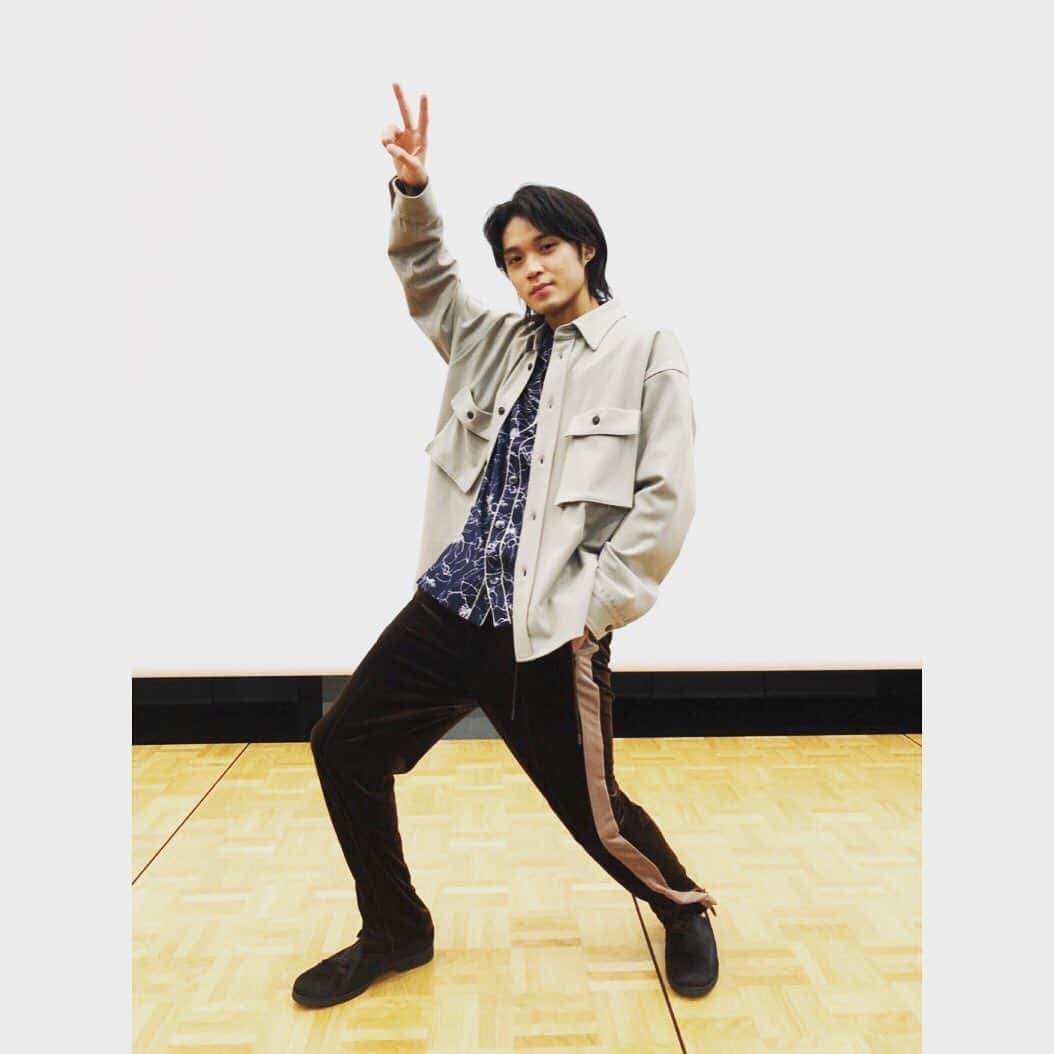 磯村勇斗さんのインスタグラム写真 - (磯村勇斗Instagram)「「磯村勇斗ファンイベント2019〜Second Session〜」 無事三部とも終わりました！2000人近くの方にお越し頂き本当にありがとうございます!  皆さんとの時間を共有できた事が何より嬉しかったです!! 今日頂いたパワーを皆さんにお返ししていけるよう頑張ります。 これからも応援よろしくお願い致します!! 去年に続きMCは板倉さん！ 楽しすぎて今は肩を凝っているそうです！  そして、お手伝いしてくれた、我が後輩ボーイの（左から）大川航くん、藤田晋之介くん、奈良原大泰くん！ この3人も応援して下さいね!  本当に楽しかった。皆さんありがとうございます。  そして、このファンイベントを実現して下さったスタッフの皆様にも感謝です。ありがとうございます。」9月16日 20時57分 - hayato_isomura