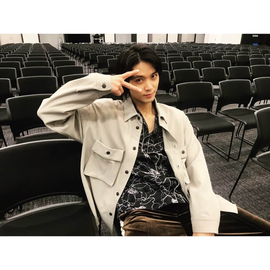 磯村勇斗さんのインスタグラム写真 - (磯村勇斗Instagram)「「磯村勇斗ファンイベント2019〜Second Session〜」 無事三部とも終わりました！2000人近くの方にお越し頂き本当にありがとうございます!  皆さんとの時間を共有できた事が何より嬉しかったです!! 今日頂いたパワーを皆さんにお返ししていけるよう頑張ります。 これからも応援よろしくお願い致します!! 去年に続きMCは板倉さん！ 楽しすぎて今は肩を凝っているそうです！  そして、お手伝いしてくれた、我が後輩ボーイの（左から）大川航くん、藤田晋之介くん、奈良原大泰くん！ この3人も応援して下さいね!  本当に楽しかった。皆さんありがとうございます。  そして、このファンイベントを実現して下さったスタッフの皆様にも感謝です。ありがとうございます。」9月16日 20時57分 - hayato_isomura