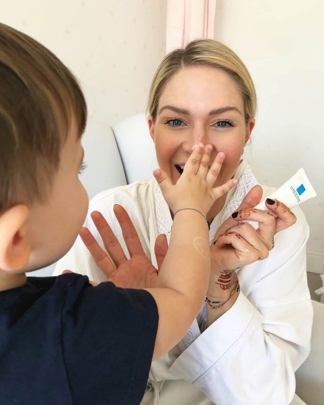 La Roche-Posayさんのインスタグラム写真 - (La Roche-PosayInstagram)「The Toleriane Sensitive does indeed help sensitive skin at the level of the microbiome. We love that you call it the “protective umbrella” of your skin @miss_zi We are honoured to be entrusted with taking care of your whole family’s skin. Viva Toleriane!  All languages spoken here! Feel free to talk to us at any time.  #larocheposay #toleriane #sentistiveskin #LRPlove」9月16日 21時00分 - larocheposay