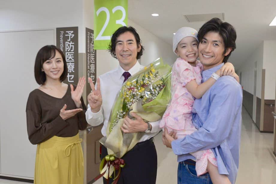 フジテレビ ドラマ「TWO WEEKS」さんのインスタグラム写真 - (フジテレビ ドラマ「TWO WEEKS」Instagram)「【 TWO WEEKS 最終回まであと1日！】 いよいよ明日夜9時から最終回！ #TWクランクアップシリーズ👼 です🌸🌸 . 柴崎要役の「#高嶋政伸」さん😌 純度100%！混じり気のない悪を演じ切ってくださった高嶋さん。クランクアップの際は、撮影が一緒ではなかった春馬さんと比嘉さんが駆けつけてくれました！明日の最終回の結城との最終対決もかなり見応えがありますよ！😎 ▶️スタッフから一言 何度でも言います。柴崎のことは嫌いでも、高嶋さんのことは嫌いにならないでください!! . #TWOWEEKS #TW #火9ドラマ  #三浦春馬 #比嘉愛未 #稲垣来泉」9月16日 21時12分 - twoweeks_ktv