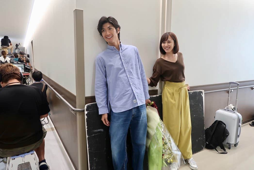 フジテレビ ドラマ「TWO WEEKS」さんのインスタグラム写真 - (フジテレビ ドラマ「TWO WEEKS」Instagram)「【 TWO WEEKS 最終回まであと1日！】 いよいよ明日夜9時から最終回！ #TWクランクアップシリーズ👼 です🌸🌸 . 柴崎要役の「#高嶋政伸」さん😌 純度100%！混じり気のない悪を演じ切ってくださった高嶋さん。クランクアップの際は、撮影が一緒ではなかった春馬さんと比嘉さんが駆けつけてくれました！明日の最終回の結城との最終対決もかなり見応えがありますよ！😎 ▶️スタッフから一言 何度でも言います。柴崎のことは嫌いでも、高嶋さんのことは嫌いにならないでください!! . #TWOWEEKS #TW #火9ドラマ  #三浦春馬 #比嘉愛未 #稲垣来泉」9月16日 21時12分 - twoweeks_ktv