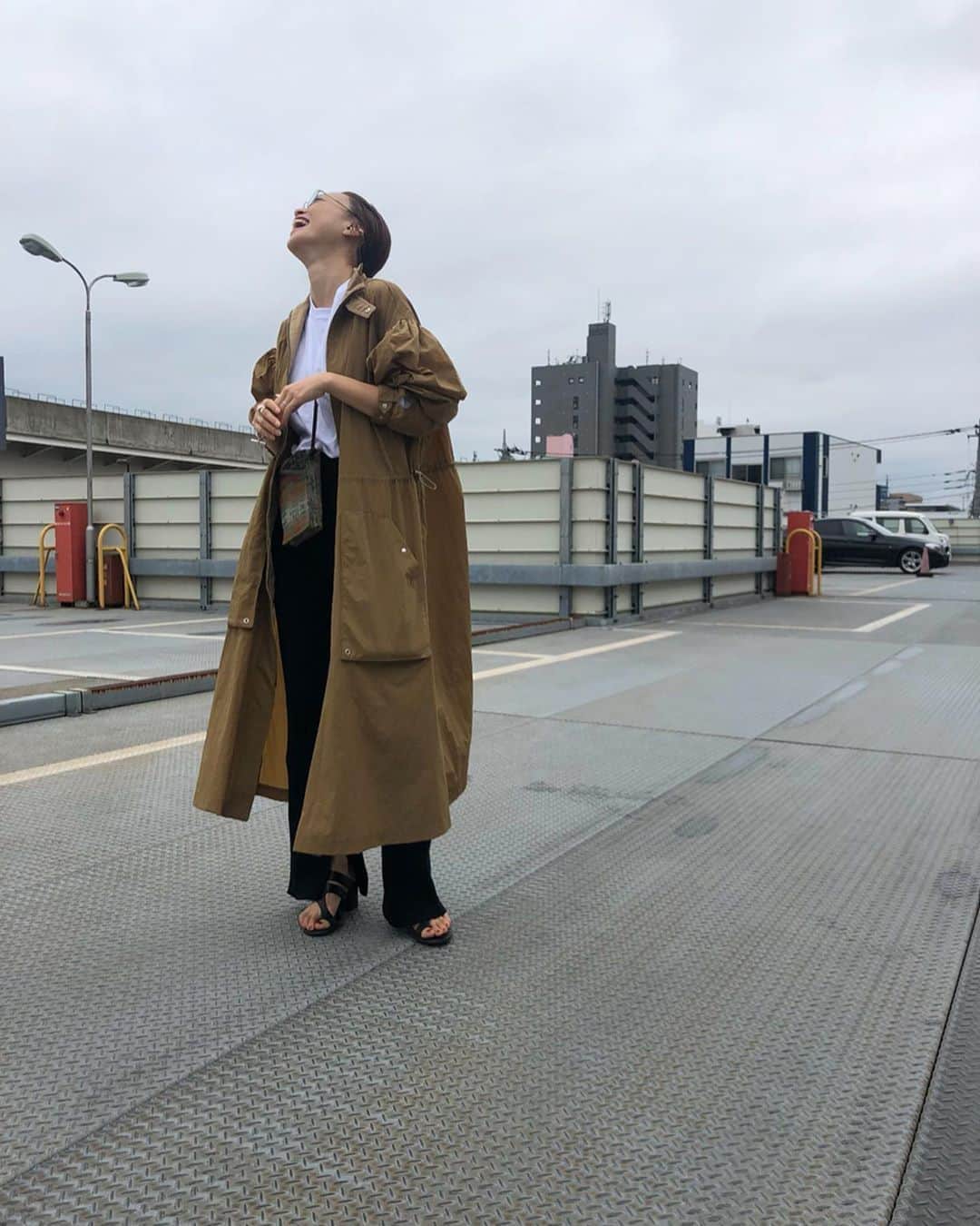 野尻美穂のインスタグラム：「ちょっと寒いからサンダルにナイロンコート🥺 ペンドルトンの使いやすさったら🤙🐶 男子もどうですか🤭💕 #顔のギャップがすごいね #mihonano」